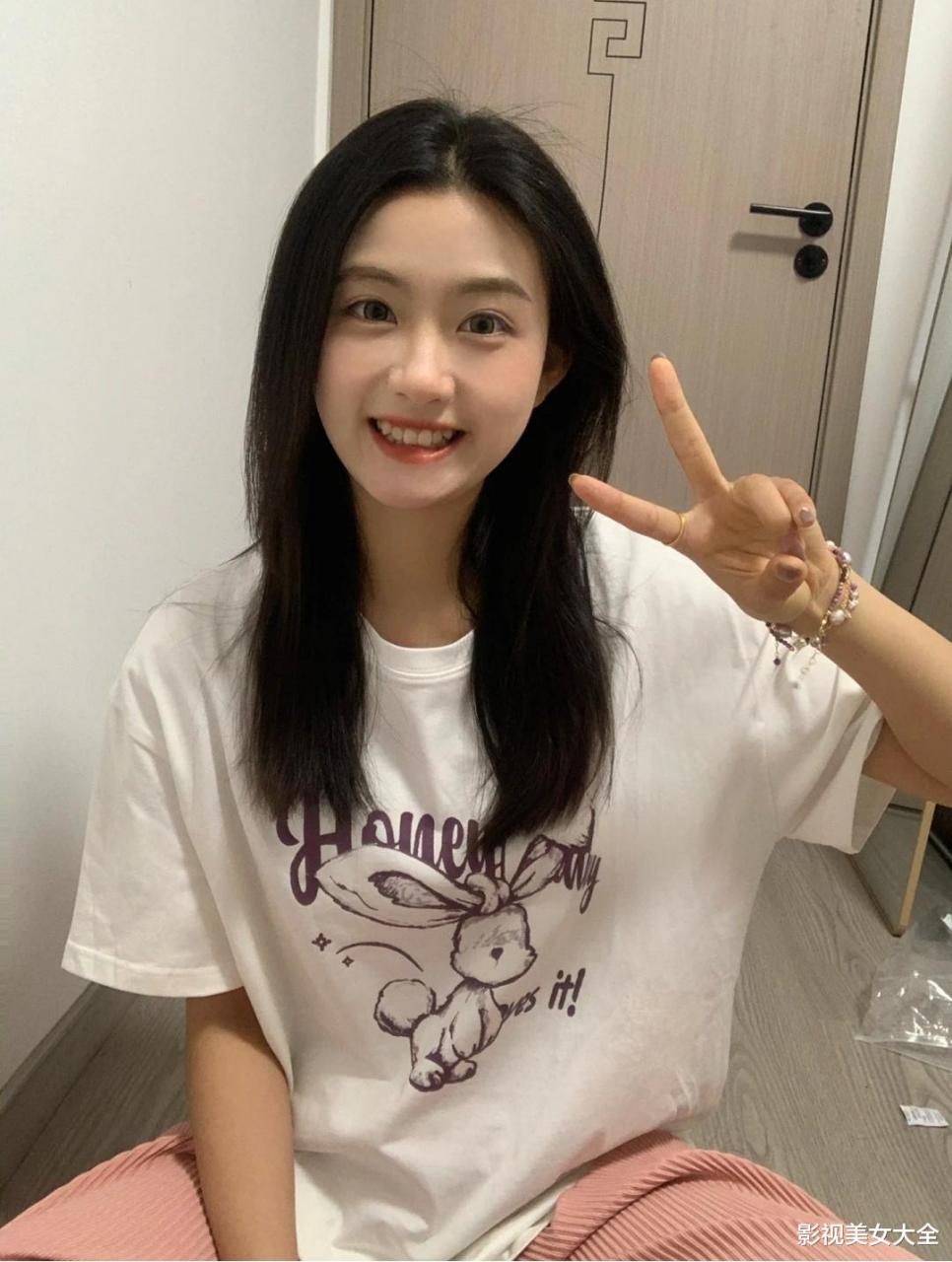 高中化学老师的女儿,大一新生,今年19岁还单身,高颜值气质型美女