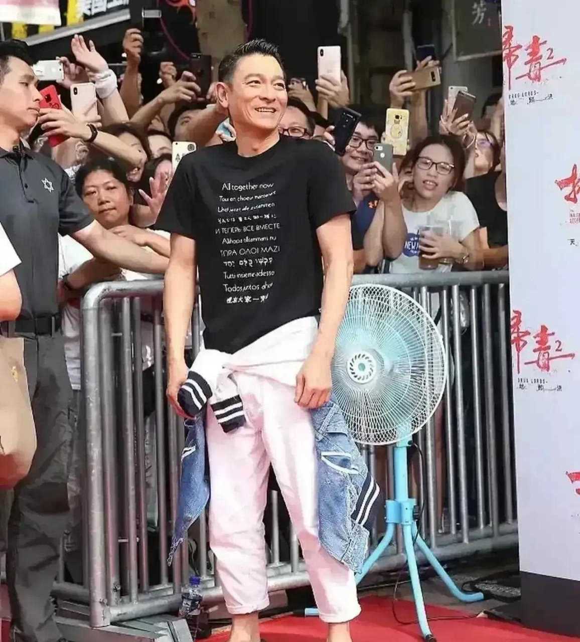 刘德华出席活动的近照,镜头里老刘神采奕奕,精气神当真十足,一点也看