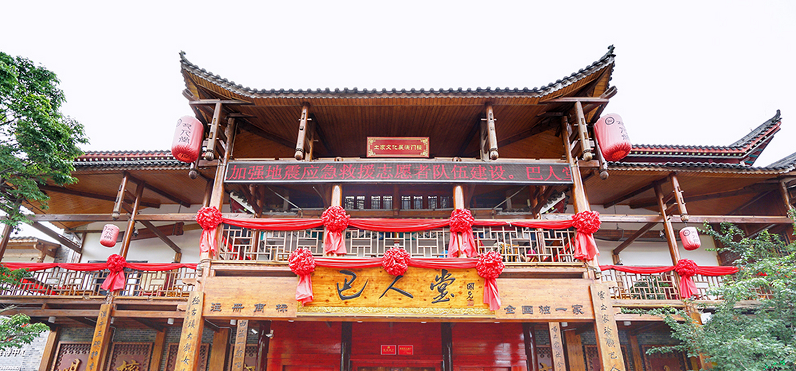 踏进土家女儿城,街道两侧古色古香的吊脚楼鳞次栉比,民族特色商品