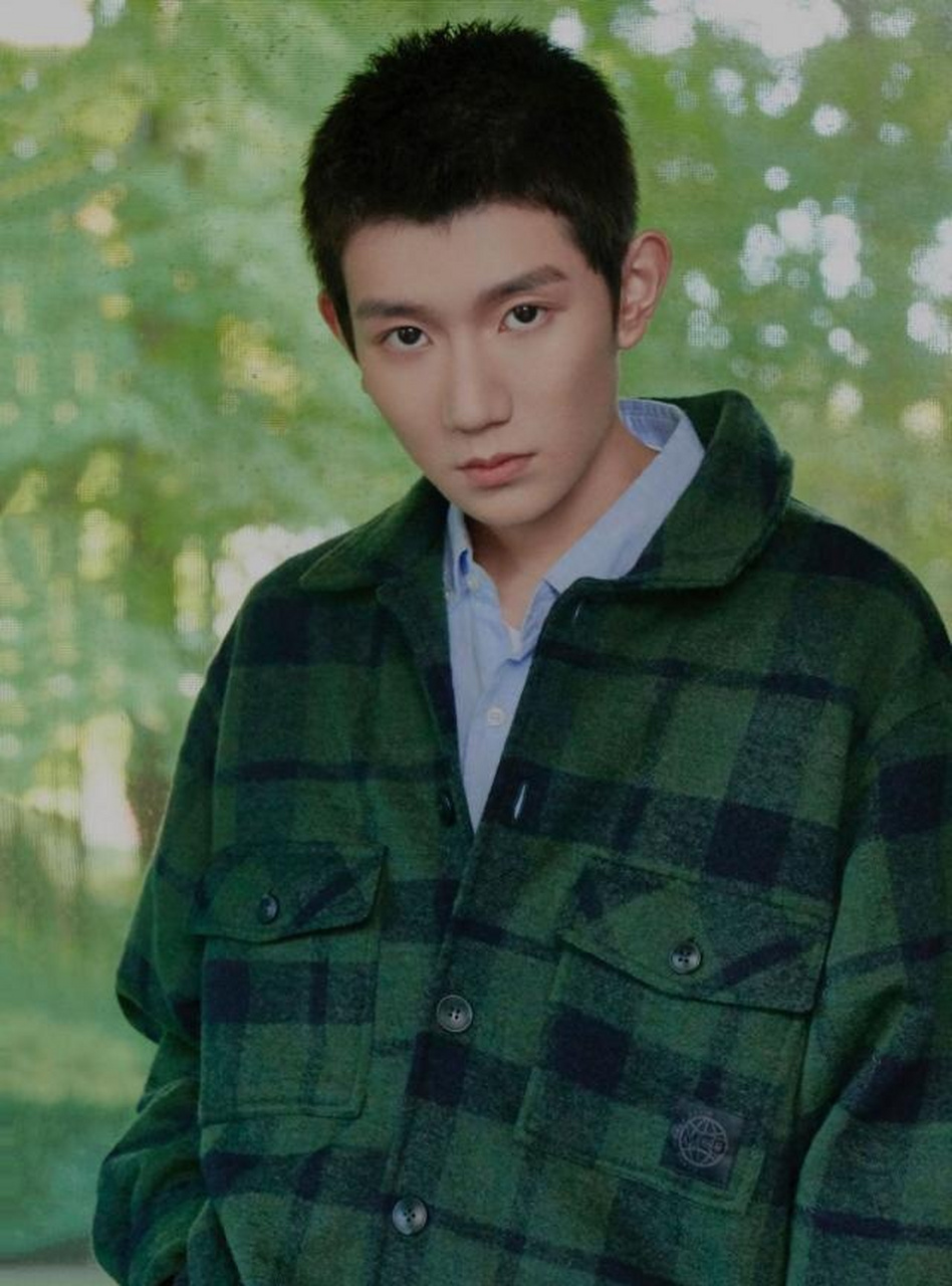 王源也凹毛寸了,之前咱们所安利的穿搭有很多的风格,此次再看王源