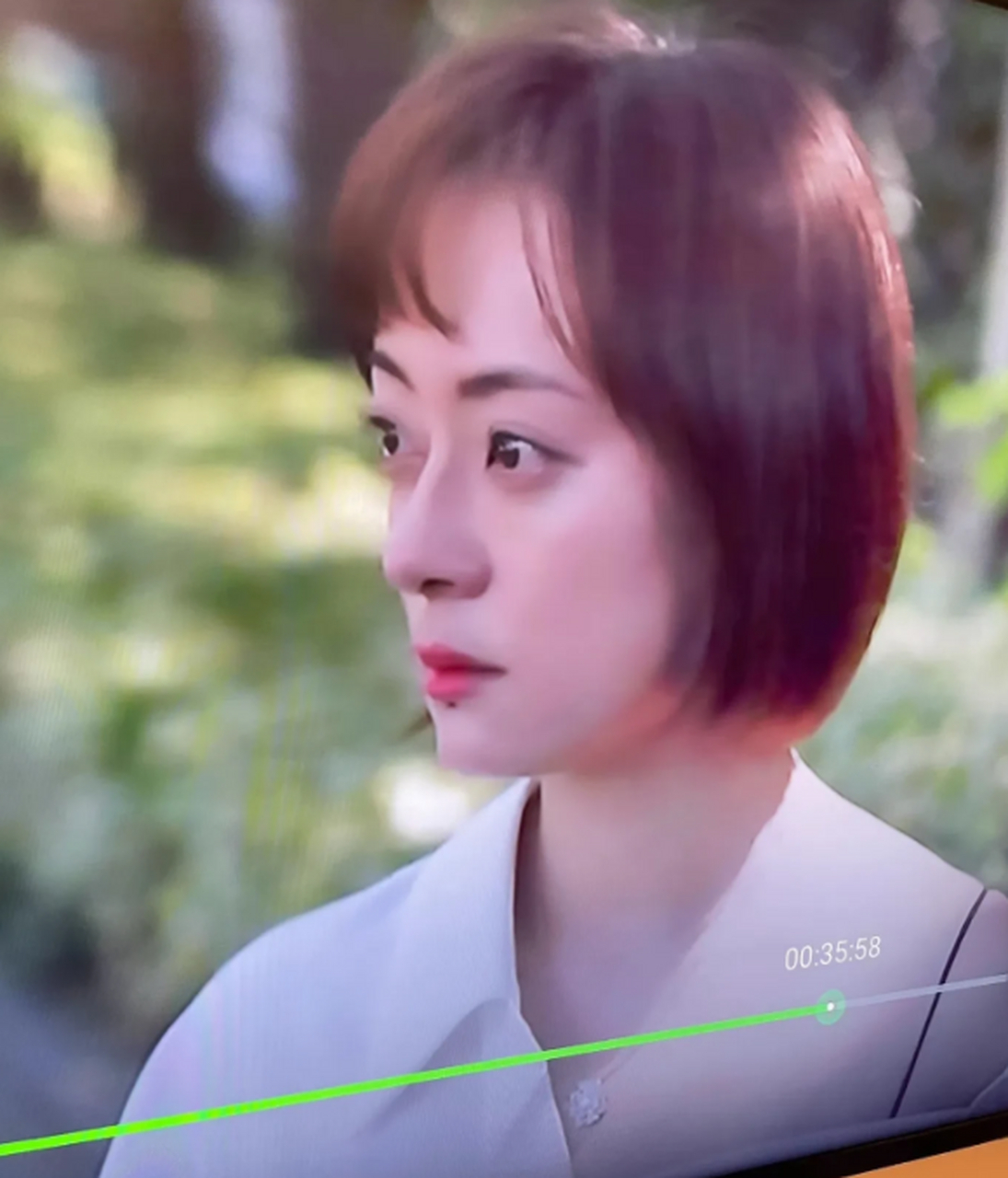 孙俪这富贵包确实很大很明显.  明星最基本的直角肩一点也没有哇.