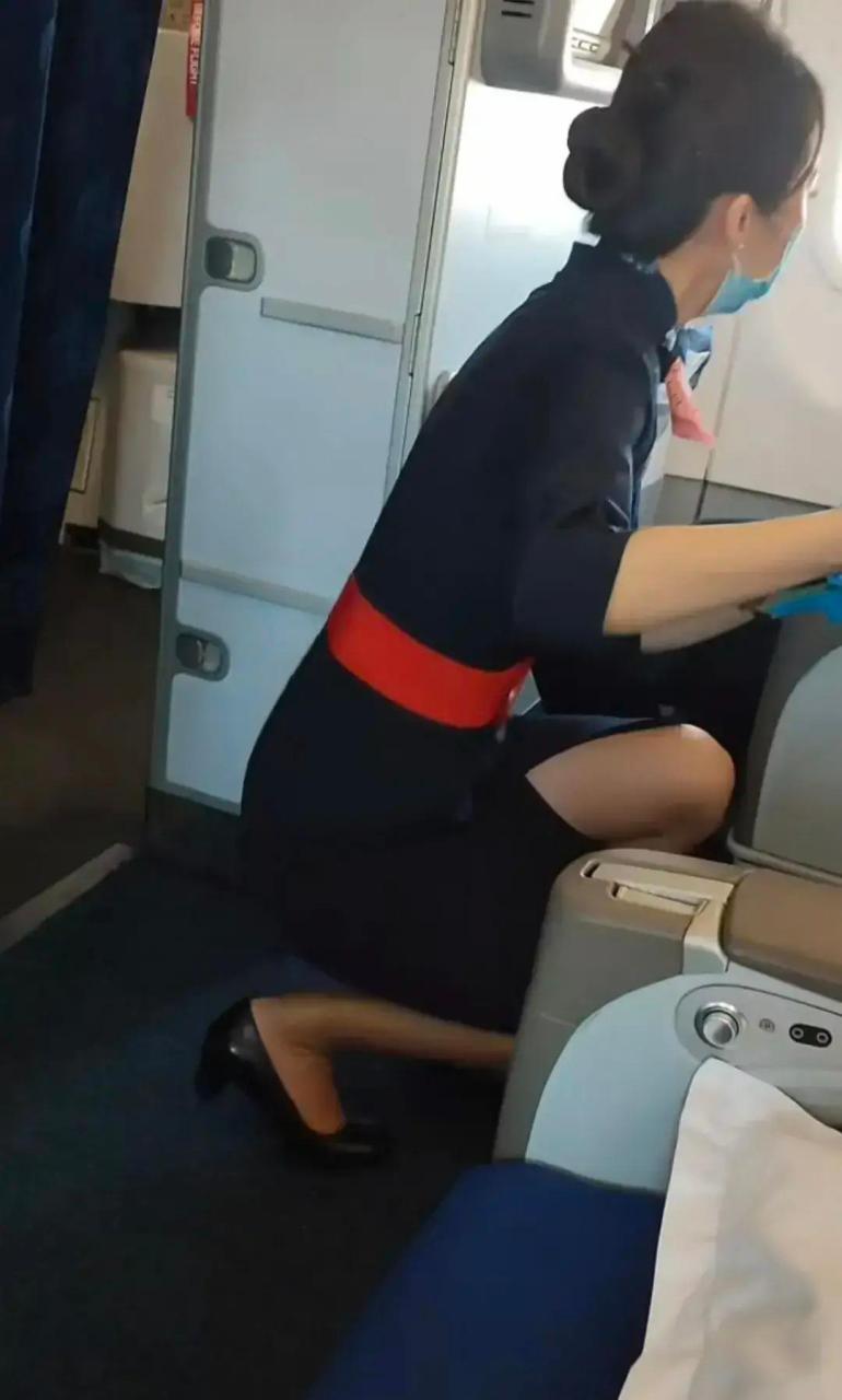 做空姐也不容易啊,蹲下就开始服务了 #搞笑趣味图