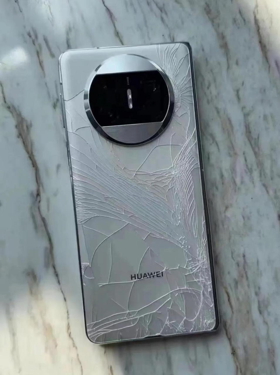 这摔碎的华为 mate x3 居然有着别样的美感[我想静静](图源网络)