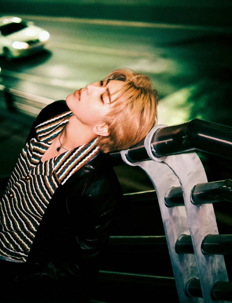 蔡徐坤|黄发顺毛港风夜色大片  蔡徐坤今日微博更新一组港风夜色大片