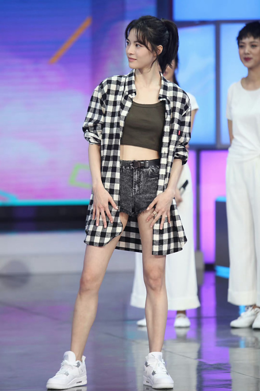 钟楚曦给观众表演一字马的一幕,为了防走光,旁边助理赶紧拉衣角