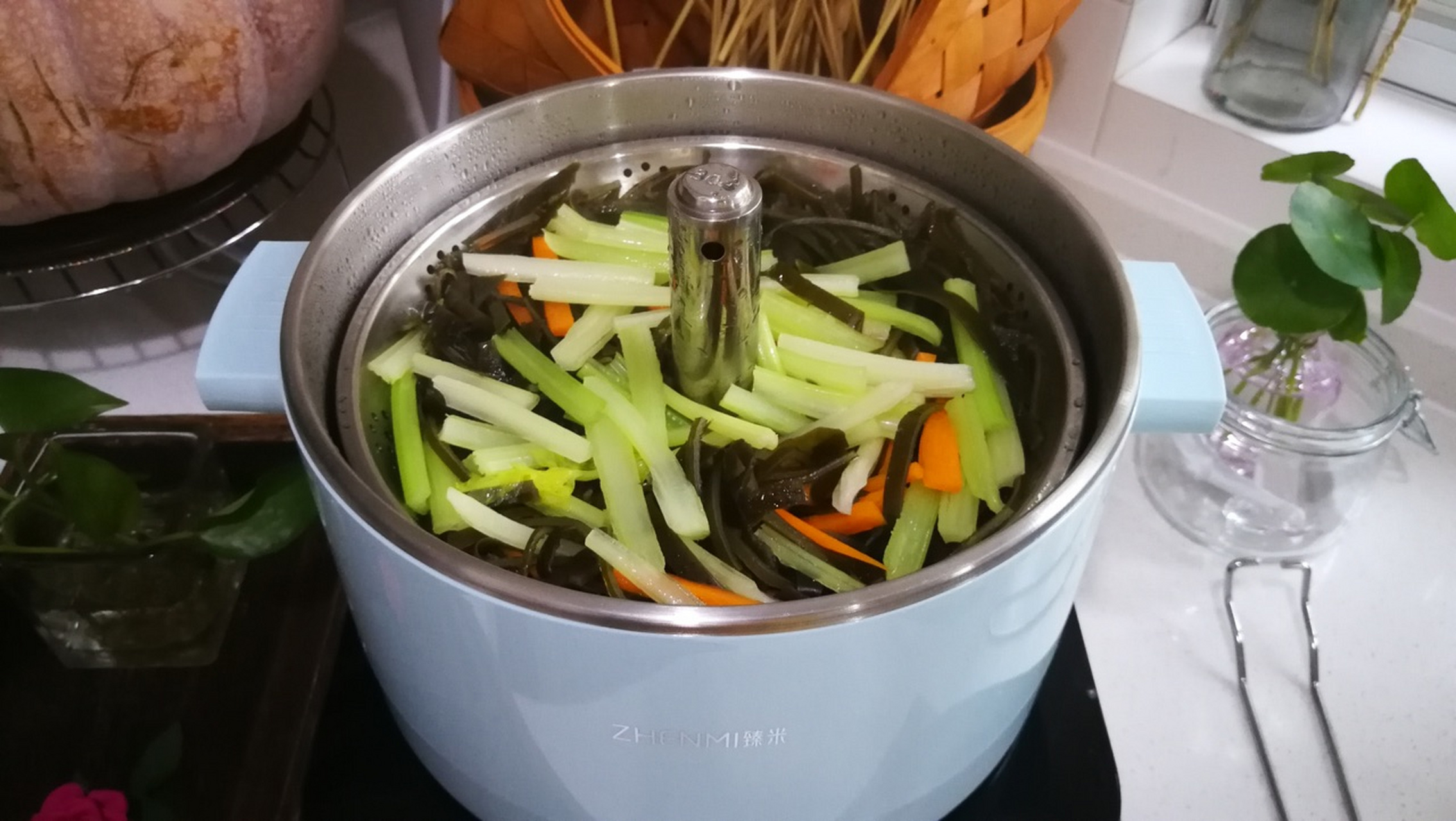 芹菜拌海带丝 海带几乎不含脂肪与热量,但却含有丰富的矿物质和蛋白质