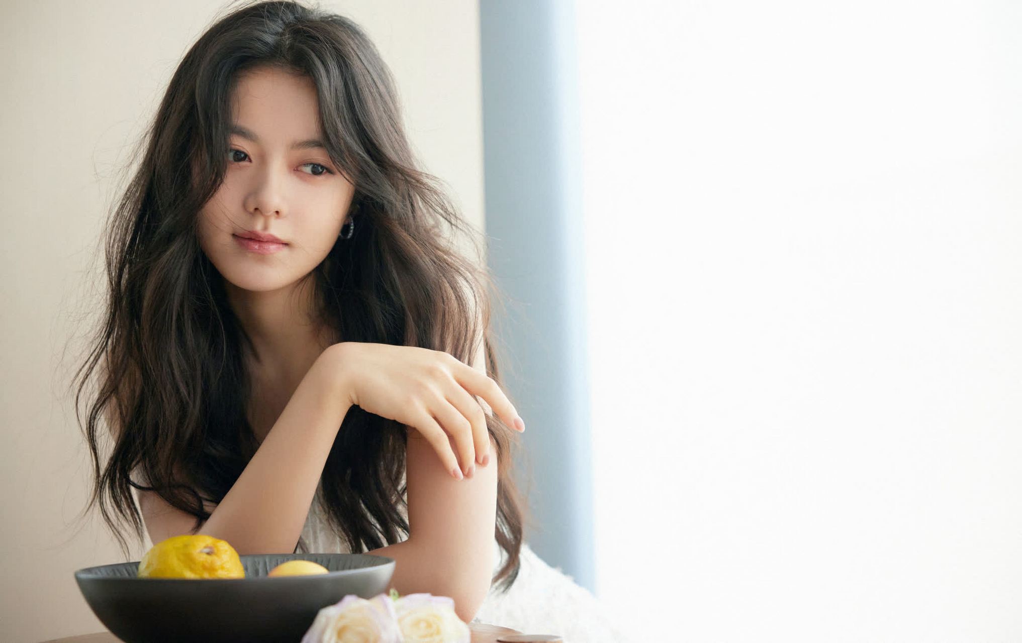 赵今麦白色流苏抹胸裙造型写真