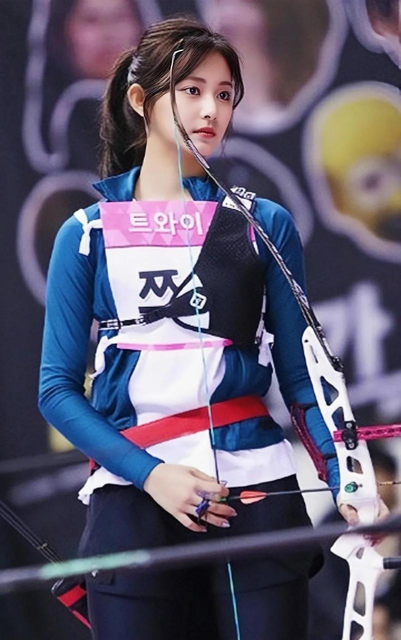 早前,周子瑜参加偶像运动会的视频走红网络,被称为"射箭女神"!