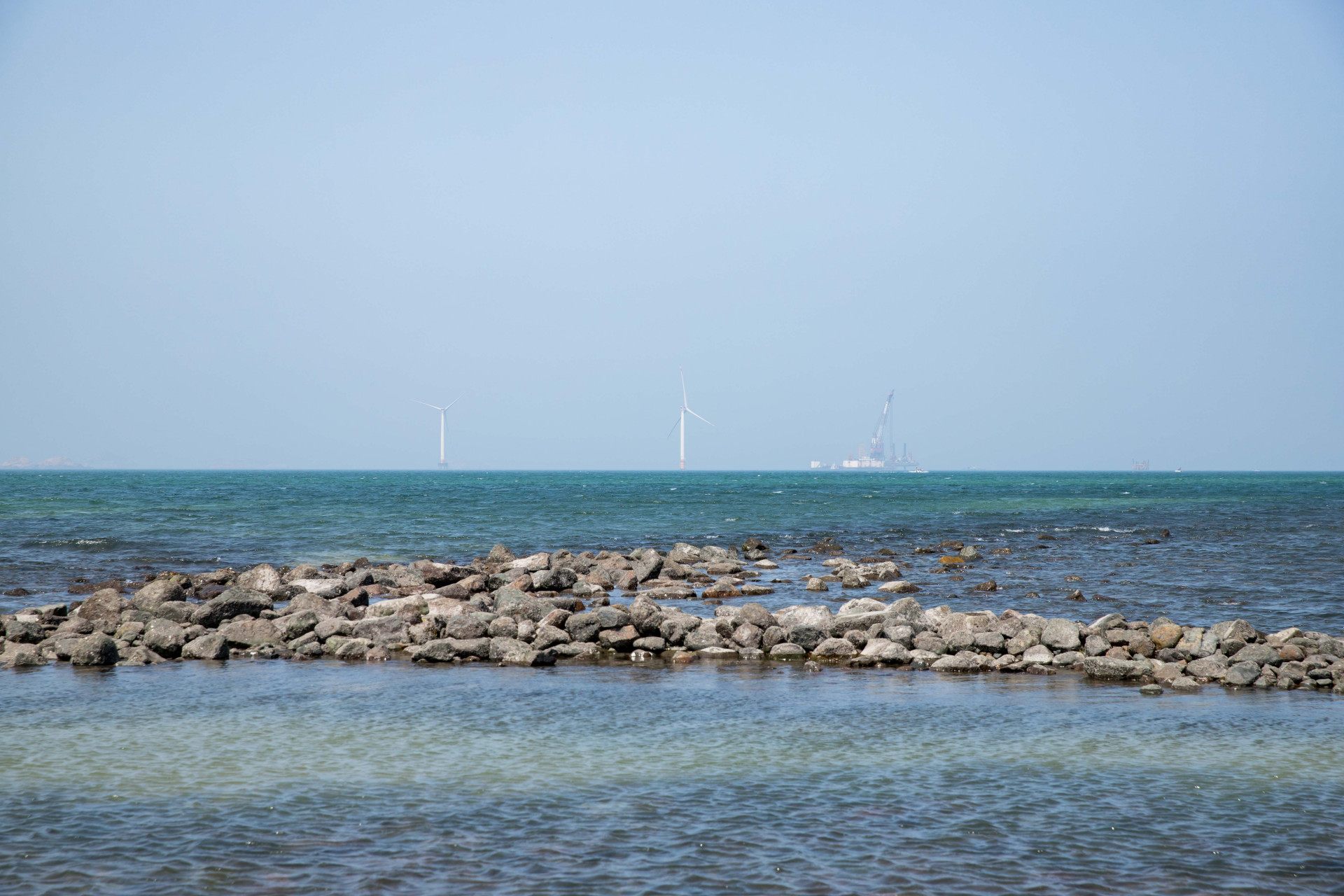 这是福建平潭长江澳一片被风车田覆盖的沙滩,如果照