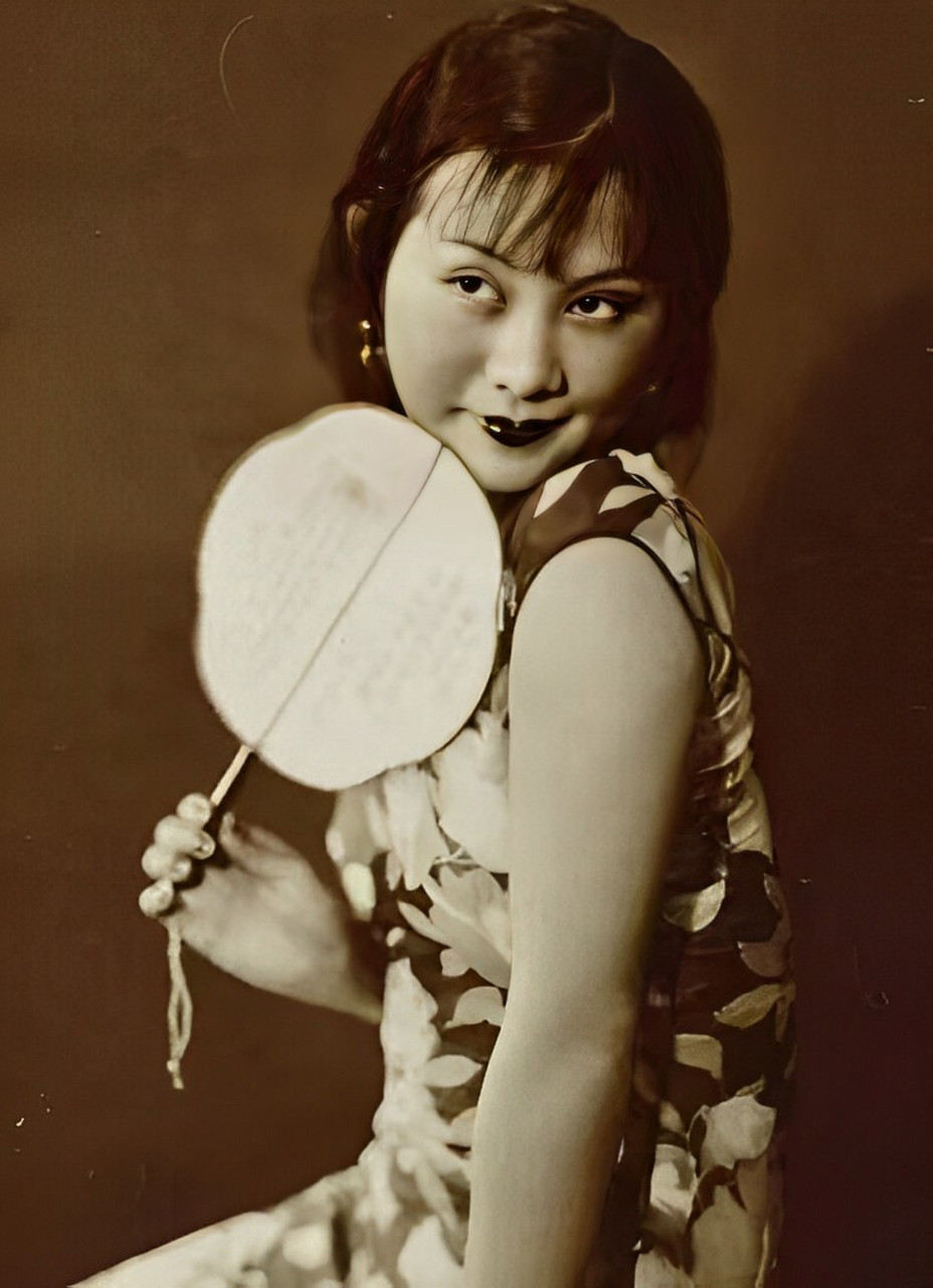 照片中三个女子,名叫梁赛珍,梁赛珠,梁赛珊,是民国时期著名的电影演员