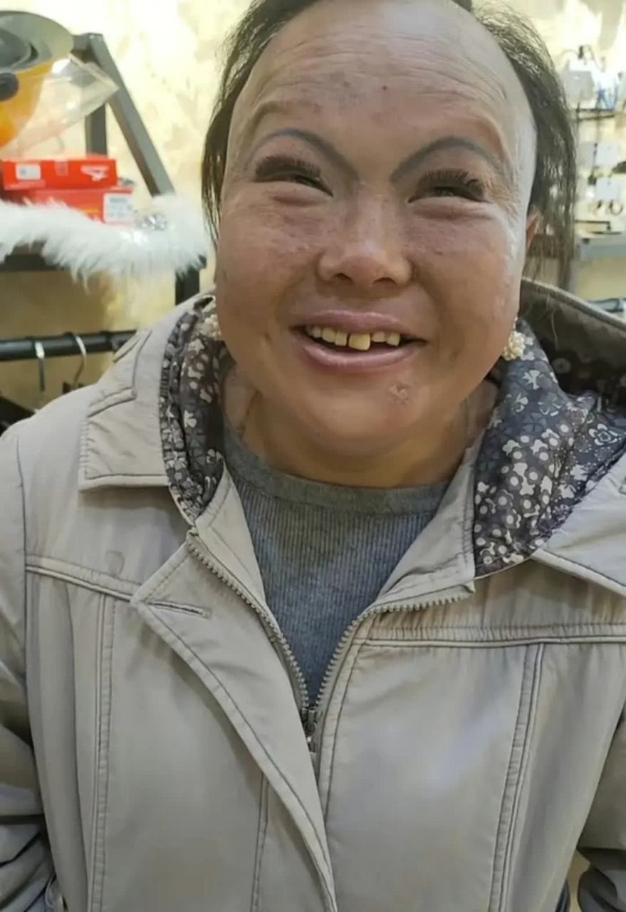看到阿姨的眉毛,我就不想立刻去纹眉了! [大笑][大笑]#搞笑