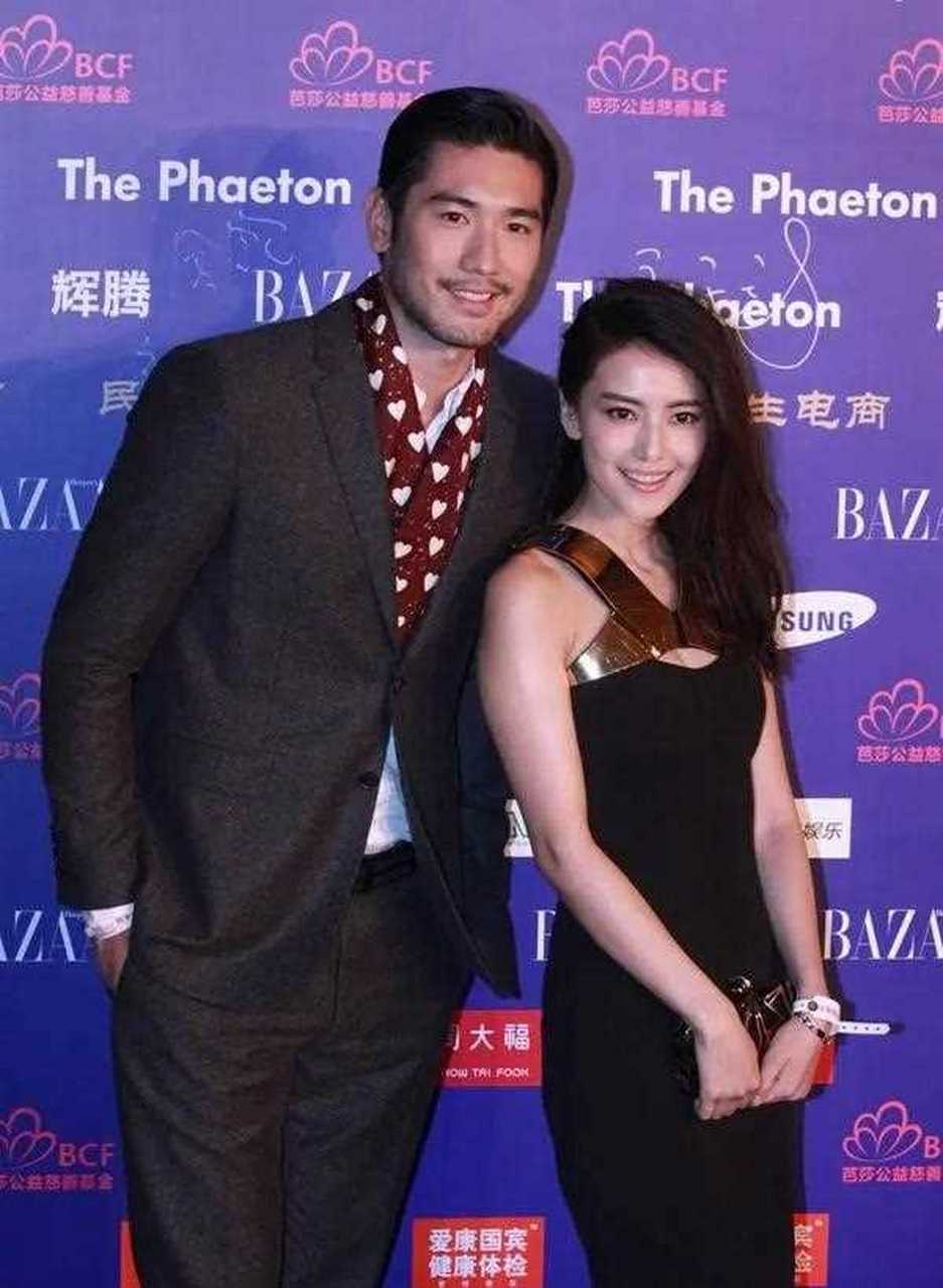 高以翔太贴心了,和高圆圆同框侧身哈腰站!