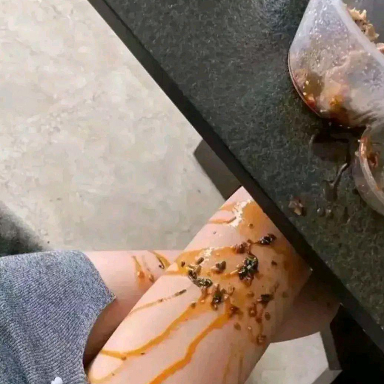 不小心把饭弄撒了,我去帮忙擦擦可以吗?