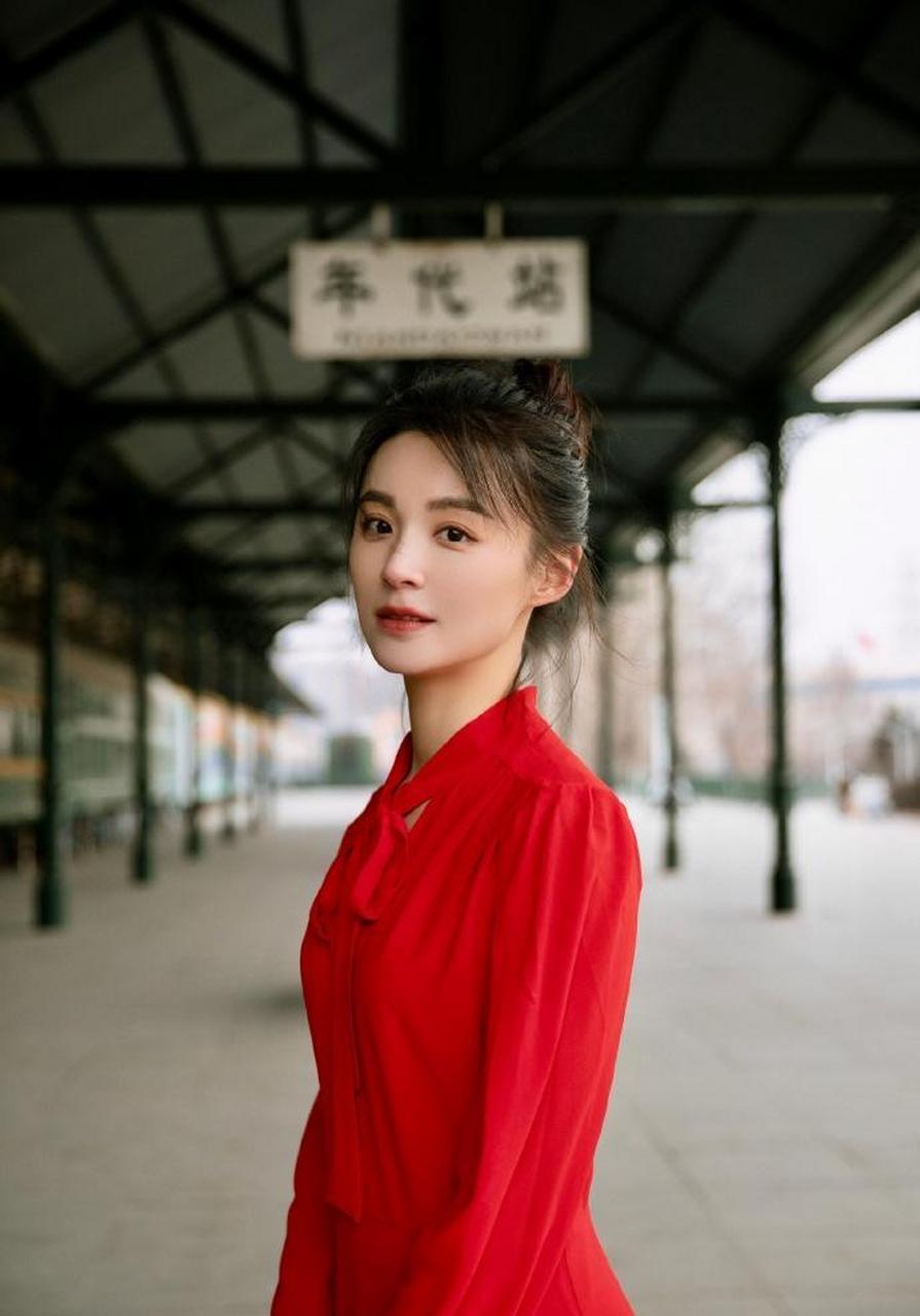 86年美女演员毛林林迷人美照欣赏,看起来好年轻啊