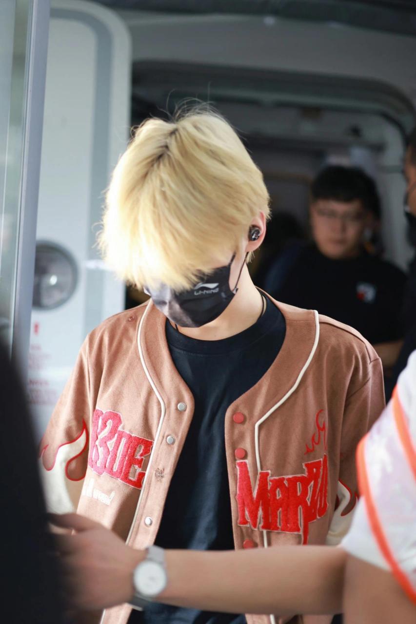 张真源机场穿搭同款 火焰棒球圆领休闲宽松短袖t恤 再加上一头金发,哇