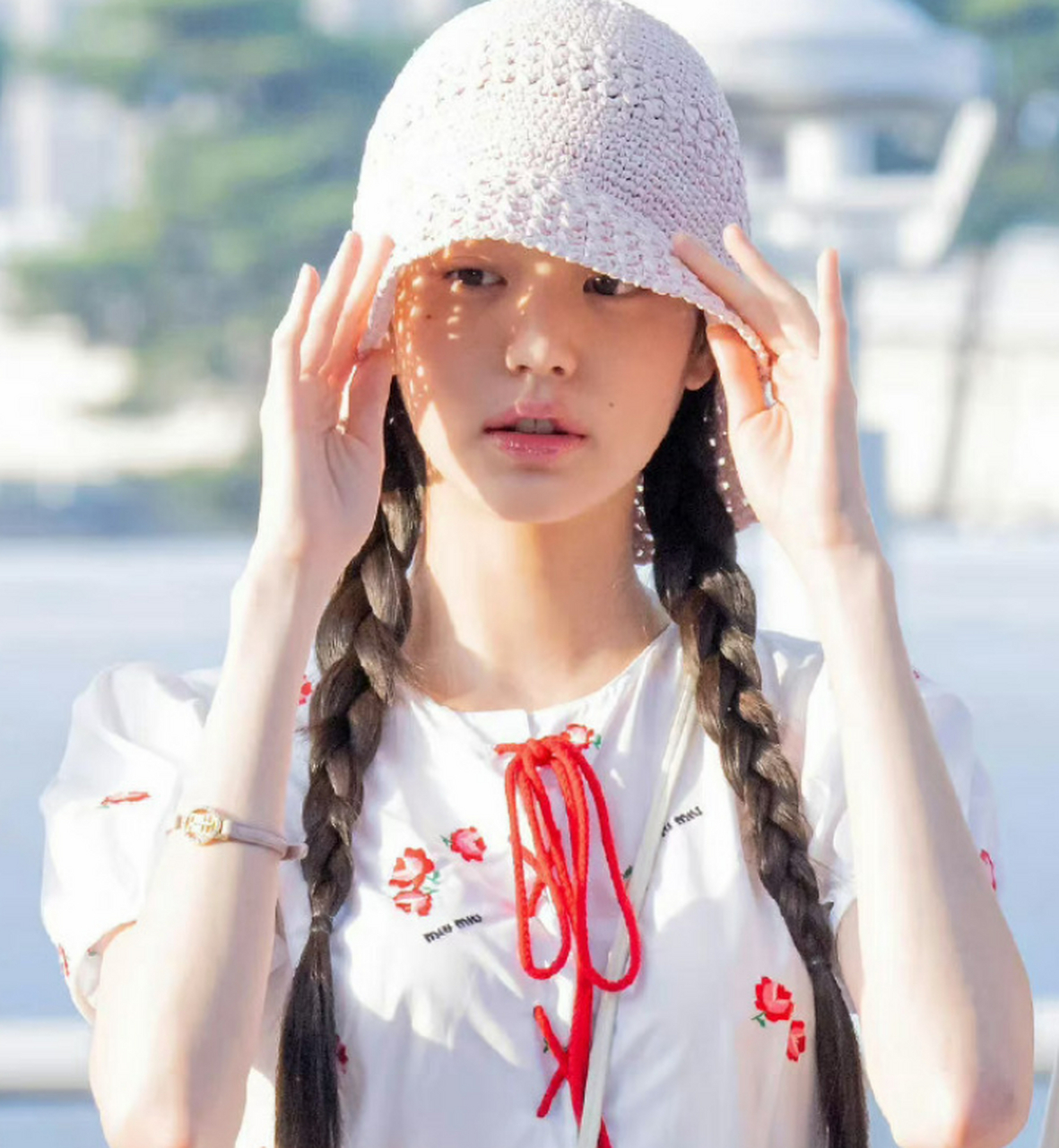 张元英素颜出镜,身上还穿着中国粉丝三年前送的裙子,完全没有明星架子