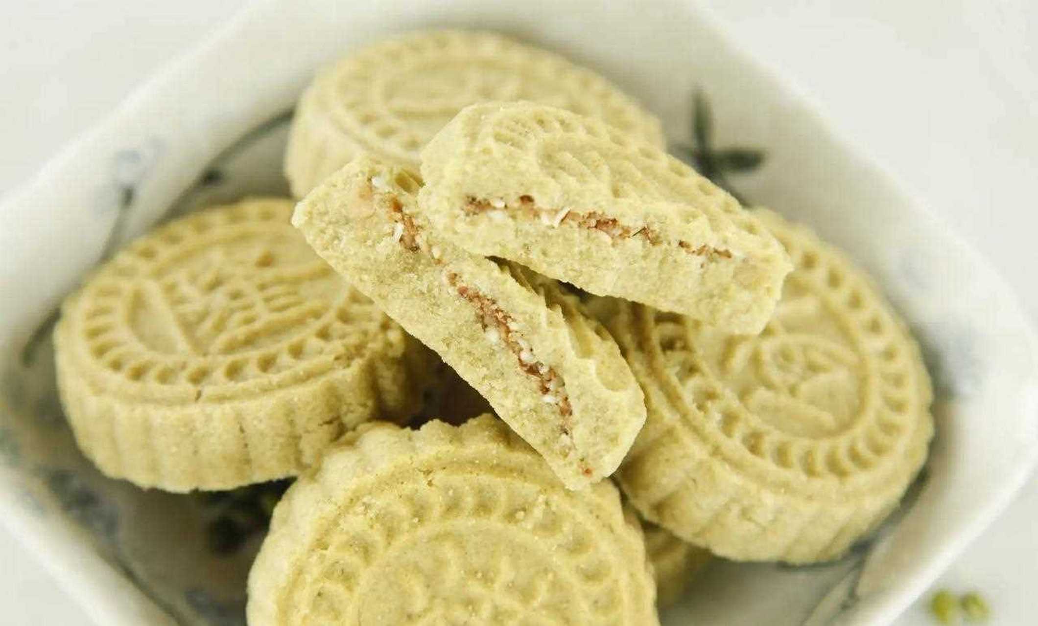 油炸花生饼,米饼是广西桂平地方特色美食,小时候特别喜欢吃,总是盼望