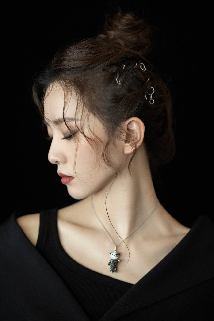 星闻#  刘诗诗五官精致皮肤白皙,气质独一份,温婉贤淑,恰似大家闺秀.