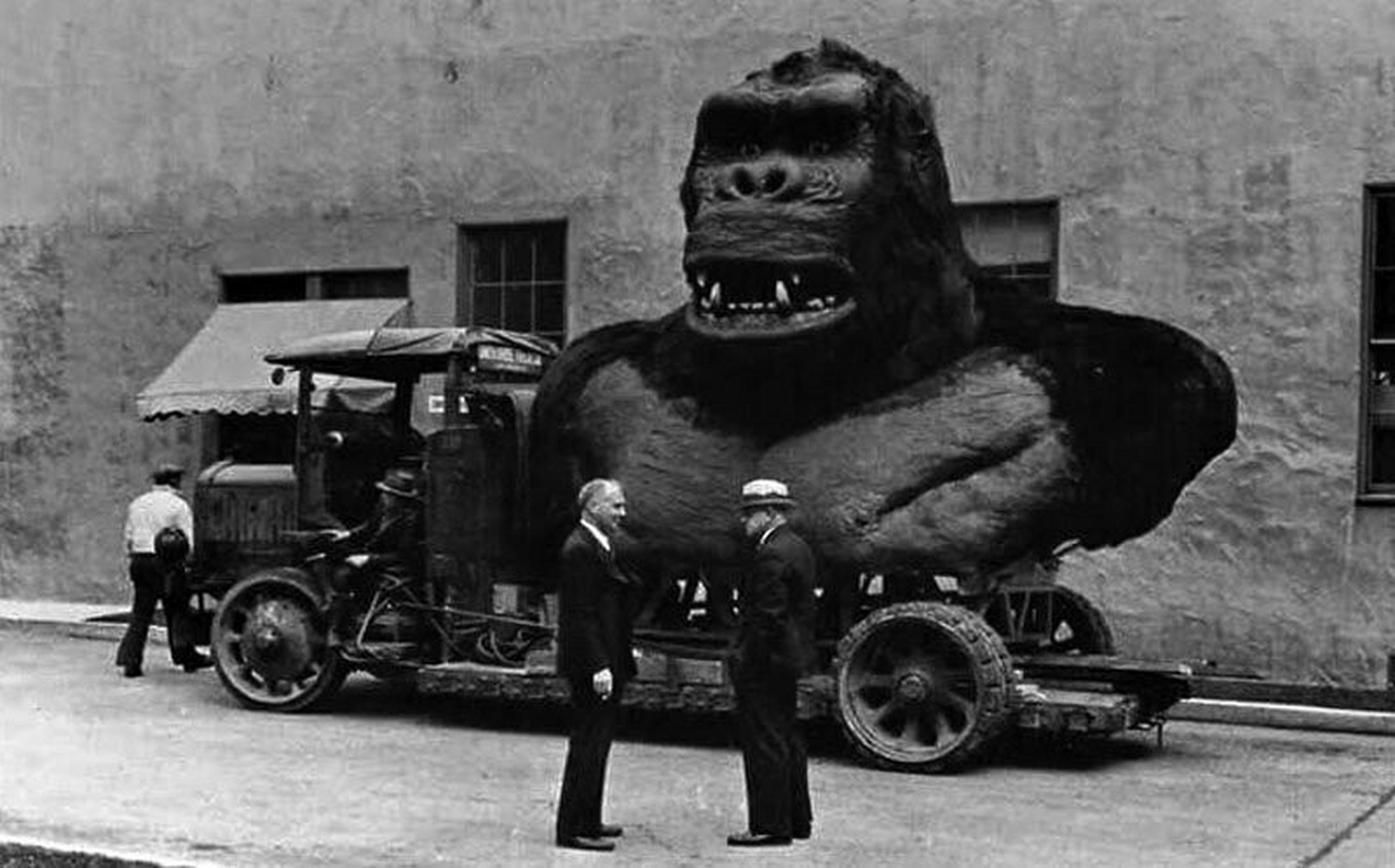 1933年拍金刚时候的一张照片. 1967年蝙蝠侠拍摄时候的剧照.