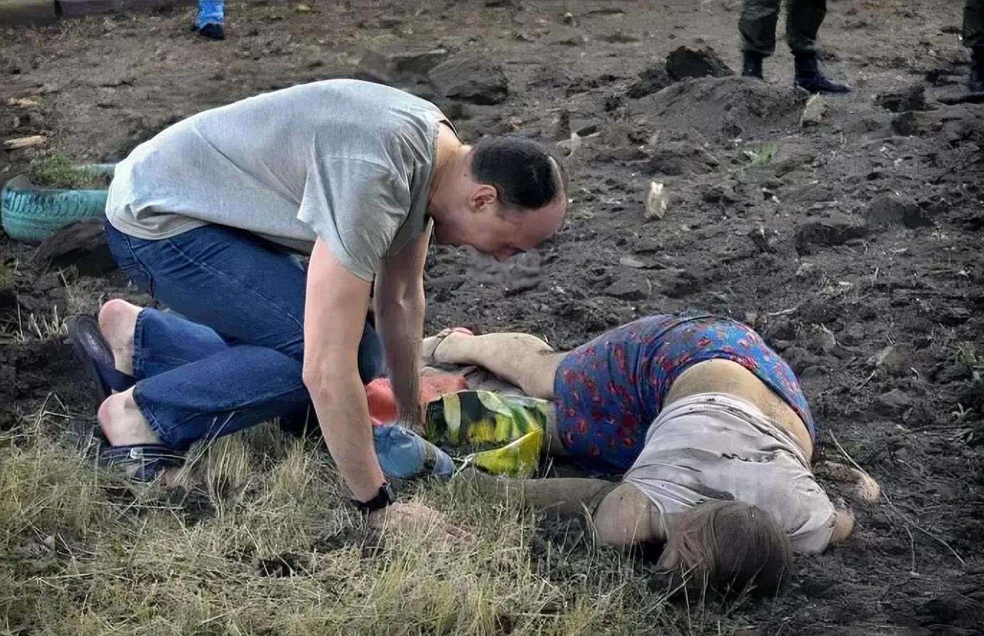 一名乌克兰男子,跪在被炸死的女儿身边,痛哭不止!