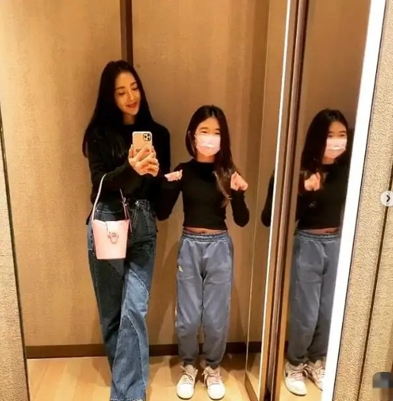 曹格的女儿grace长大了!卷发造型加上露脐装,时尚俏丽的小美女