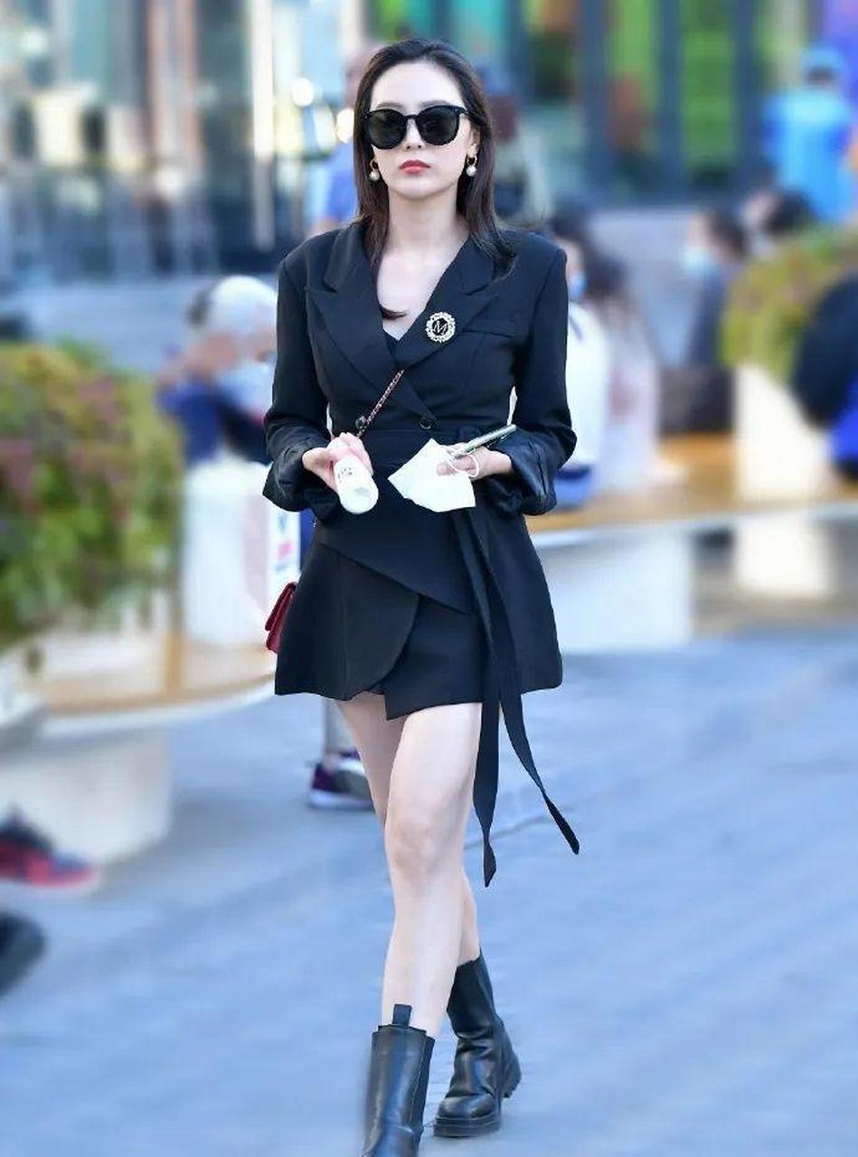 穿黑衣的时尚女生