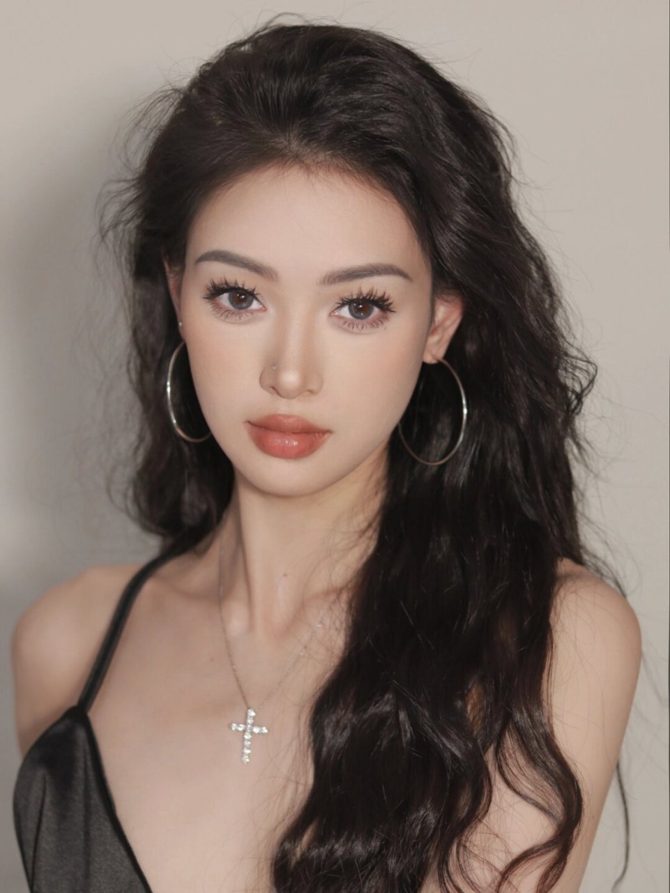 混血辣妹亚裔妆 亚裔混血辣妹妆容,以深邃眼窝和立体鼻梁为特点,突显