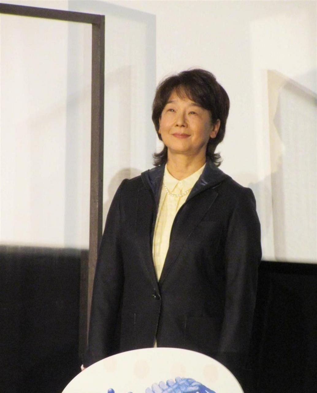 "阿信"田中裕子逛街穿得真文雅精神,灰白纹的针织衫下搭修身小黑裤,戴