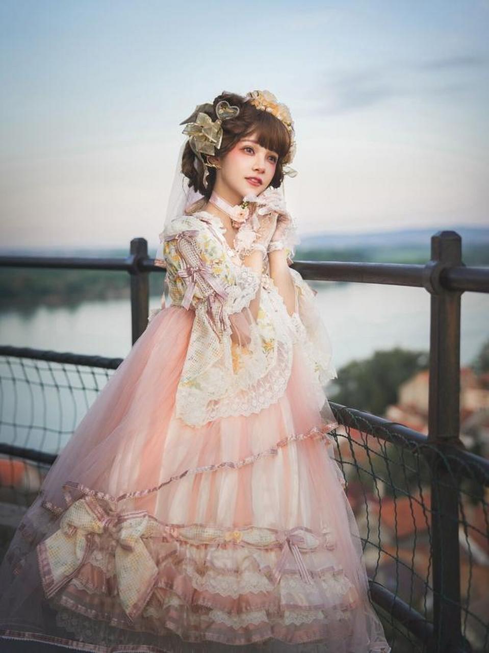 很多lo娘看到谢安然这身洛丽塔穿搭都会有一种想要尝试的感觉,这样的