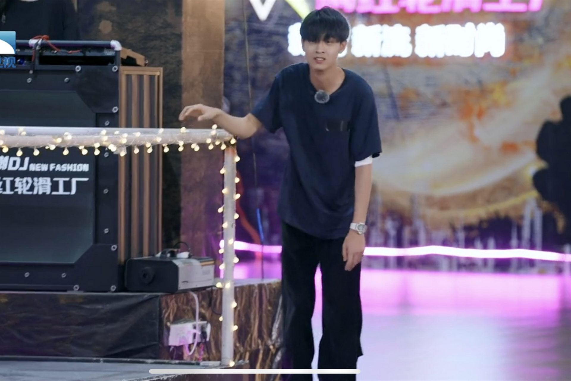 9月3日,德云社秦霄贤玩轮滑的帅气动作直接引爆全场.