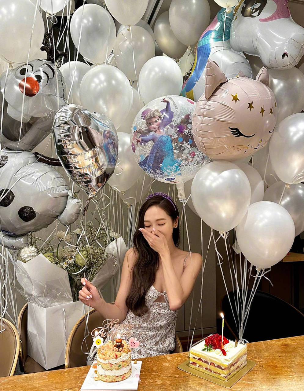 郑秀妍晒生日美照笑容灿烂  穿蕾丝裙事业线瞩目!