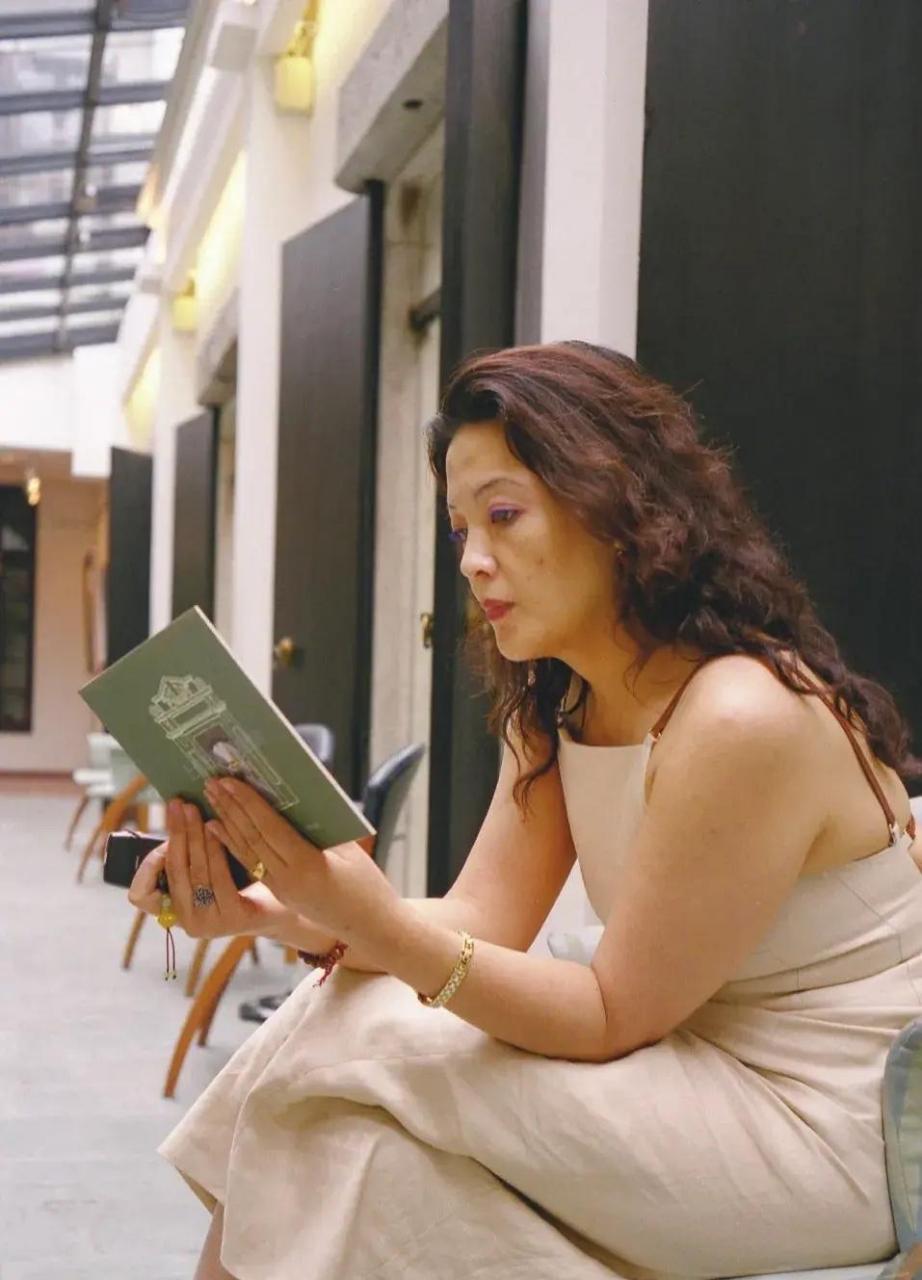 张兰这颜值和气质,年轻时进娱乐圈当演员的话,也会有很大一番成就吧?