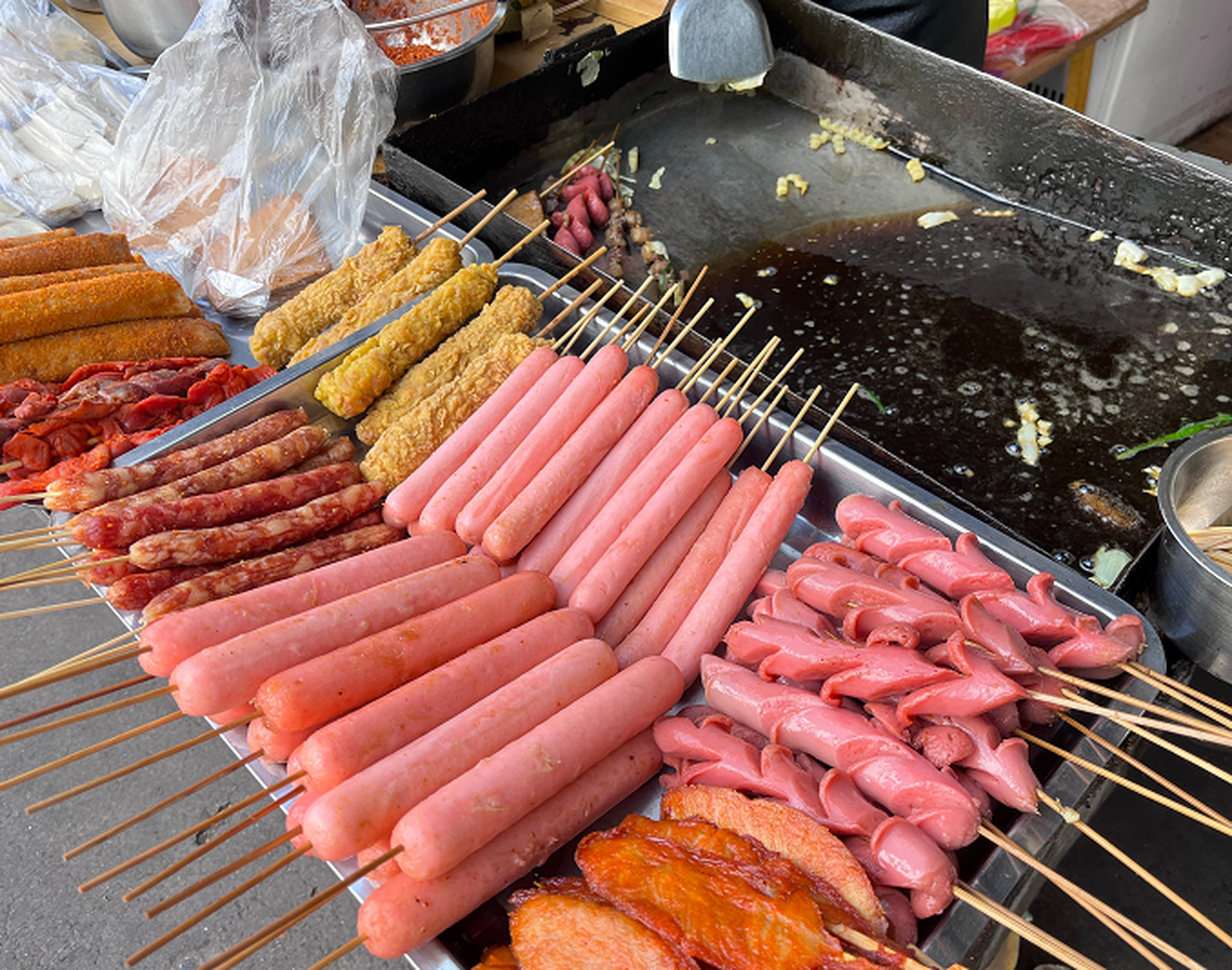 炸串和卷饼结合的吃法真是神仙吃法,一块钱一张卷饼加上五块钱的炸串