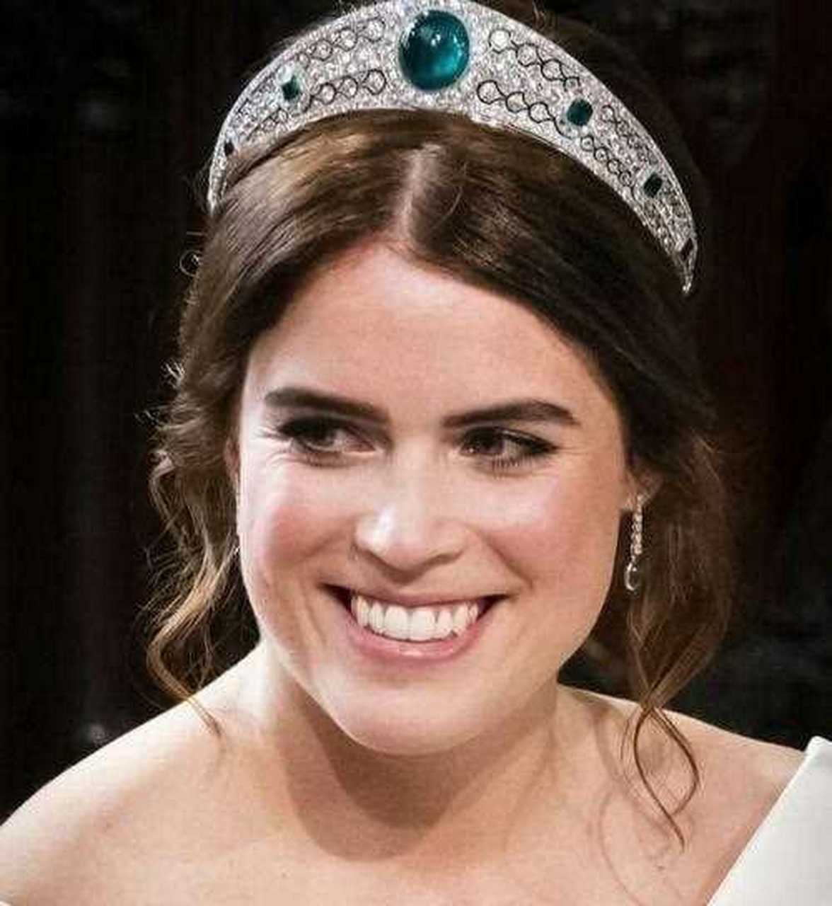 英国王室的尤金妮公主,大婚时的这顶绿宝石王冠真的太美了,古典又端庄