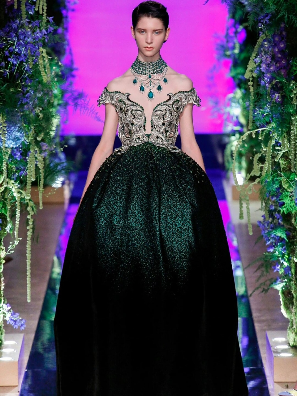 最近,有消息传出,某知名时尚活动邀请了中国设计师郭培作为