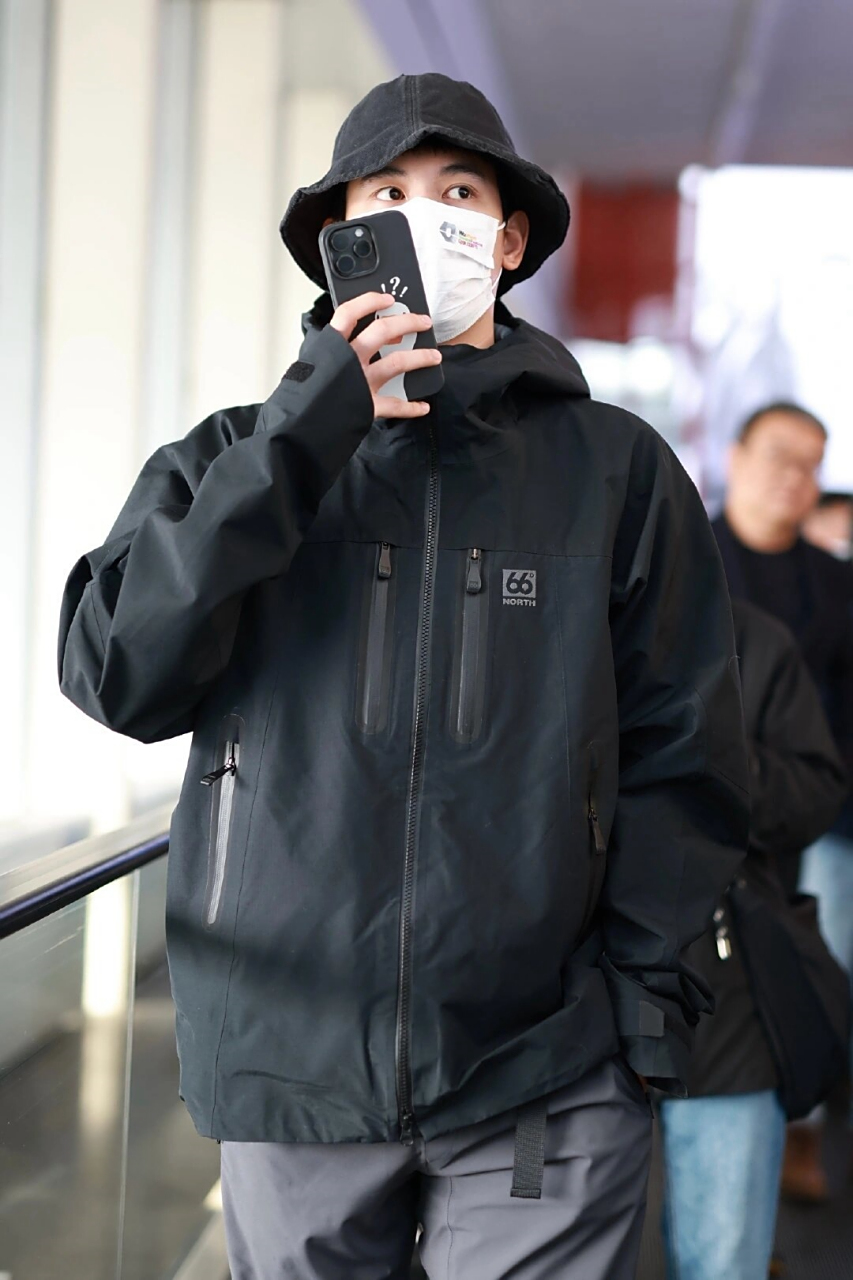 大长腿胡先煦机场穿搭好帅呀  一双修长的大腿十分抢眼了.