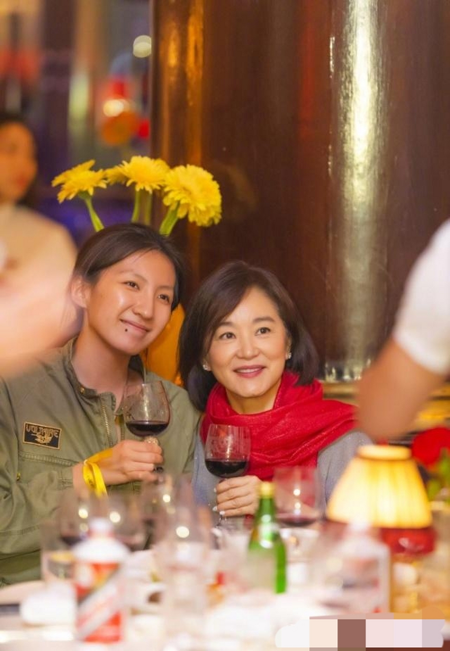 胡军的女儿胡悦稼,年芳20出落的亭亭玉立,1米75的身高,往那一站,比