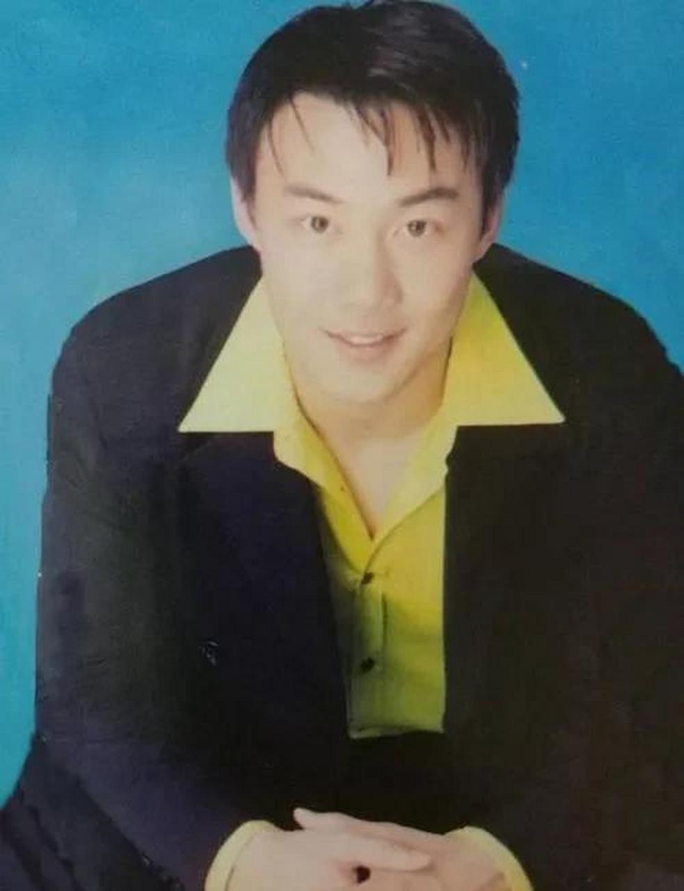 年轻时候陈奕迅,还是很帅气的.