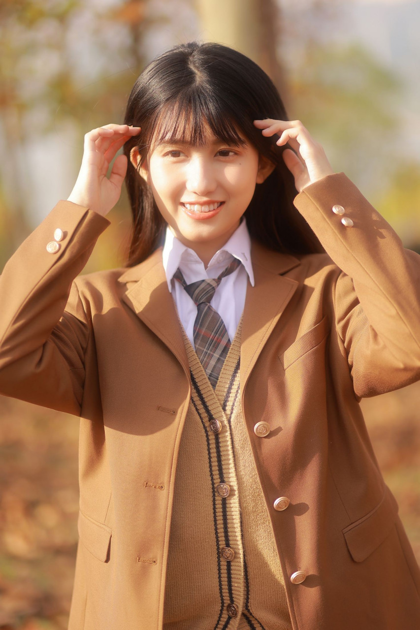 一组清新可爱女孩的秋季户外唯美写真