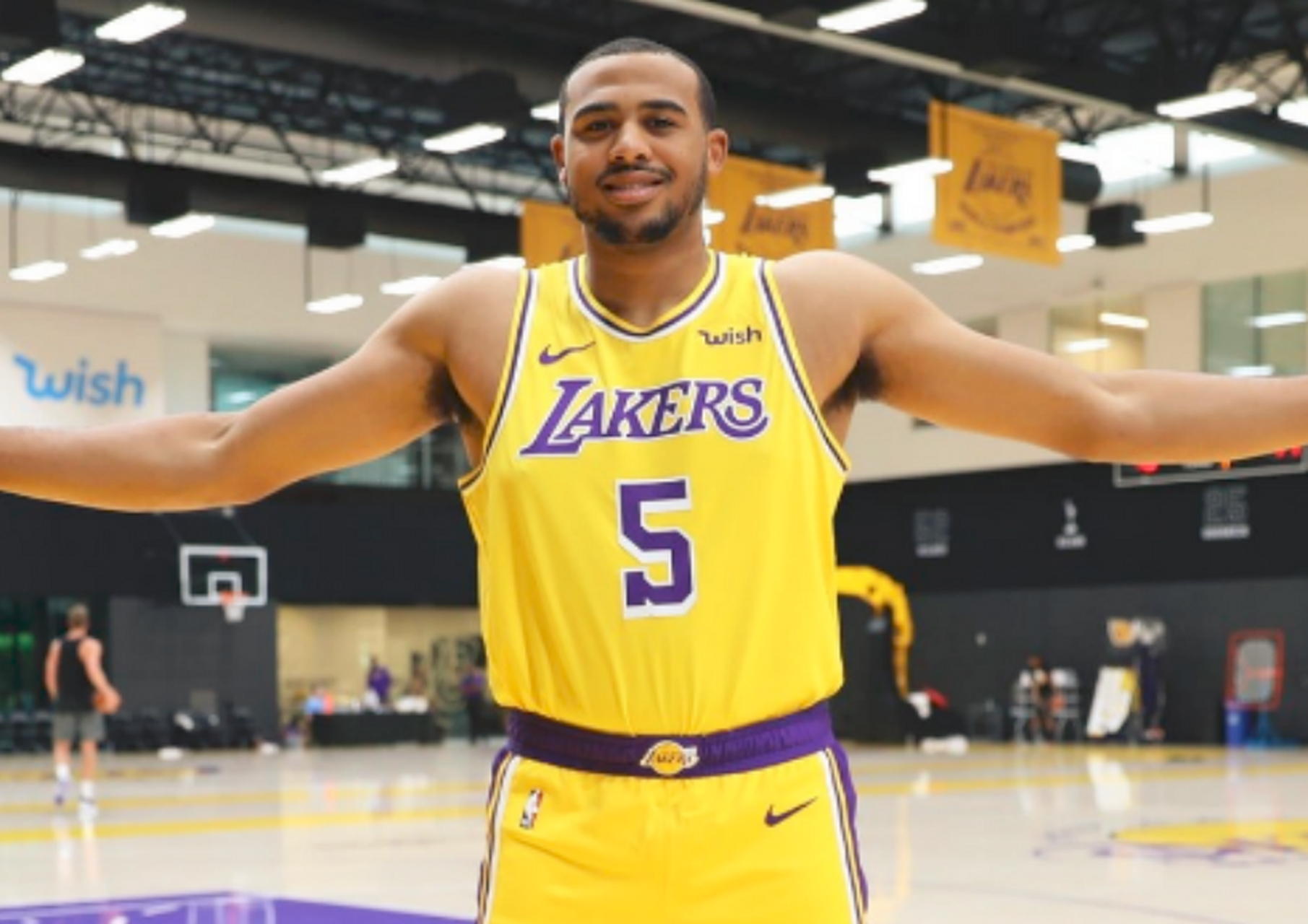 湖人队的塔伦·霍顿-塔克接受拇指手术 塔克重新和球队签约了一份三年