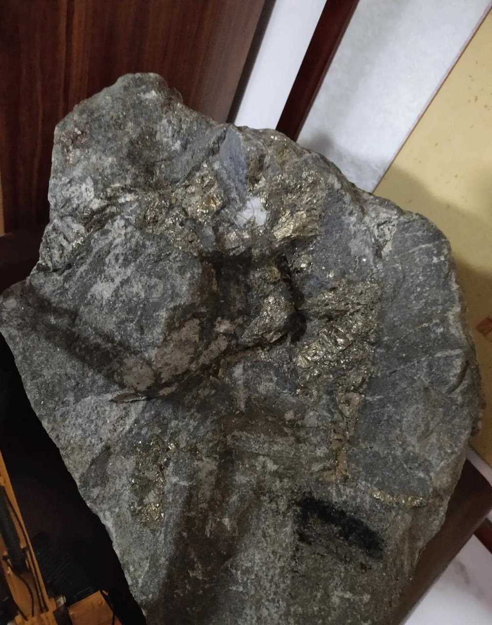 金矿原石,含金量很高[庆祝]