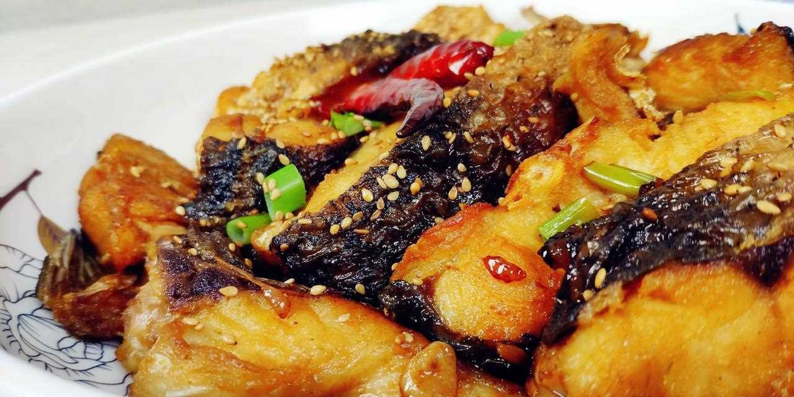 【糍粑鱼】"糍粑鱼"是一道具有浓厚的湖北乡土气息的传统名菜,是以