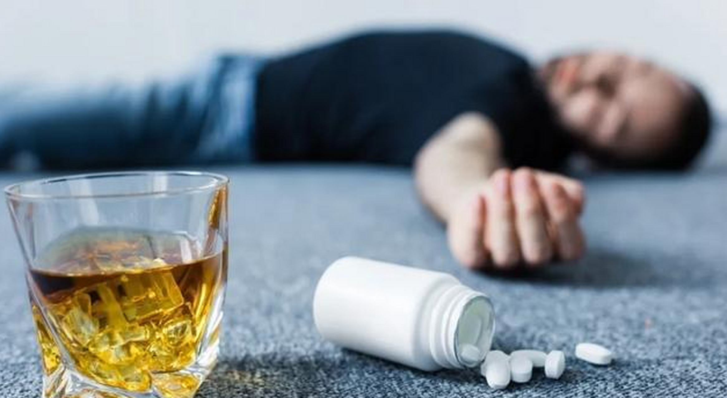 头孢是我们熟知的退烧药,在早些年有不少人在吃了头孢后喝酒出了