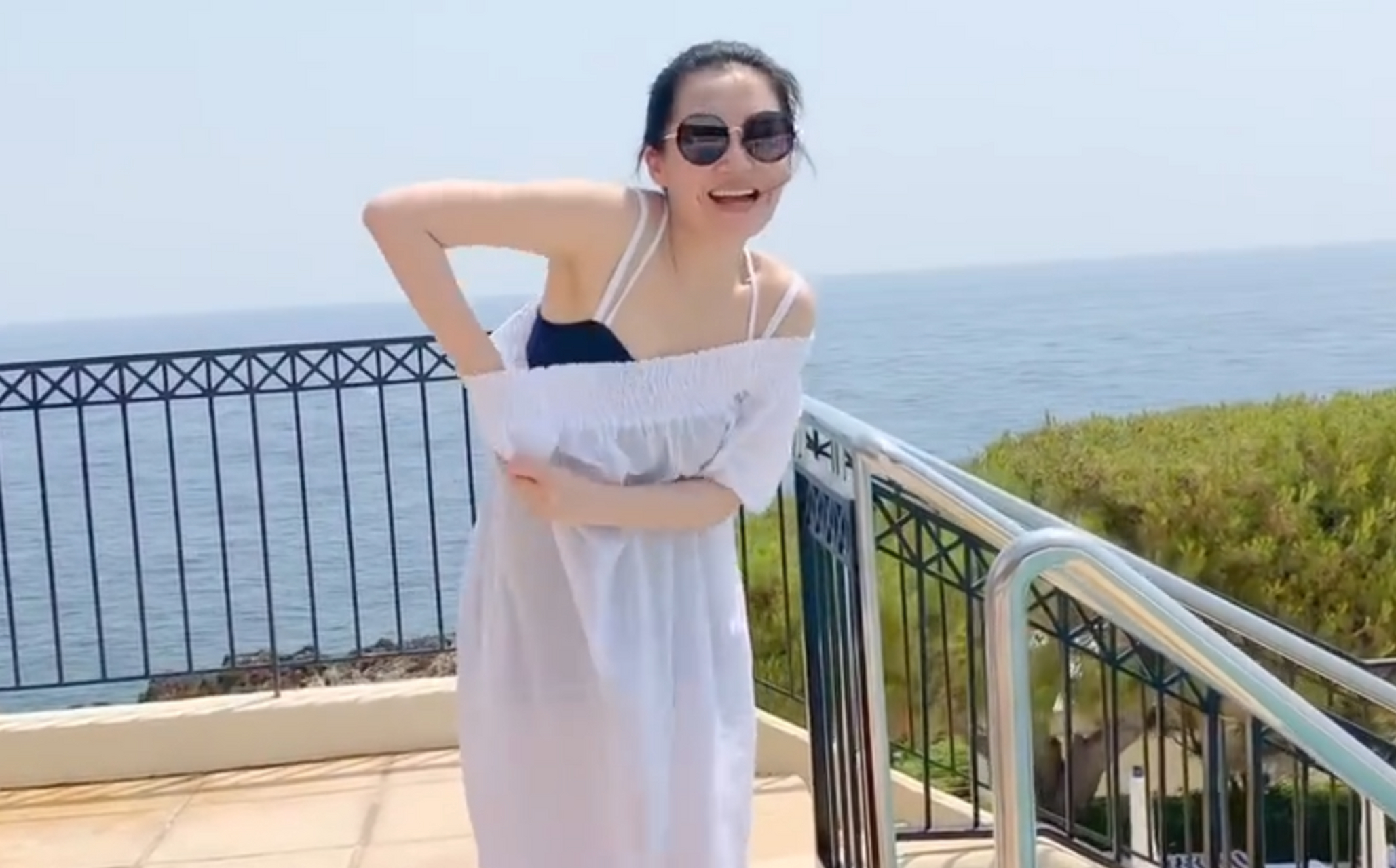 许晴# 许晴游泳照片,泳装美,泳姿美,简直就是大写的赏心悦目,50端岁