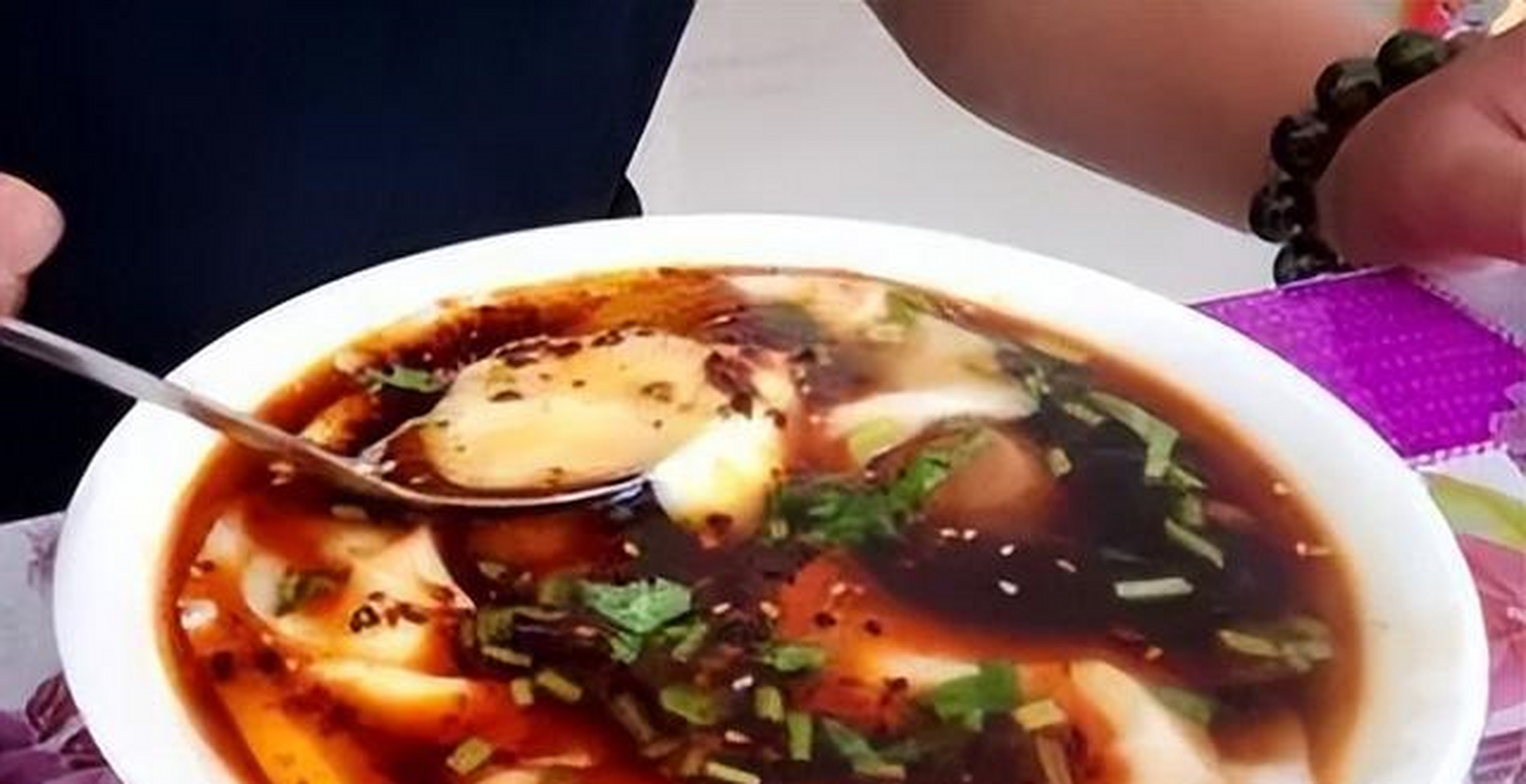 老豆腐和豆腐脑除了用的卤水不同,软硬不同以外,两者制作过程中所用的