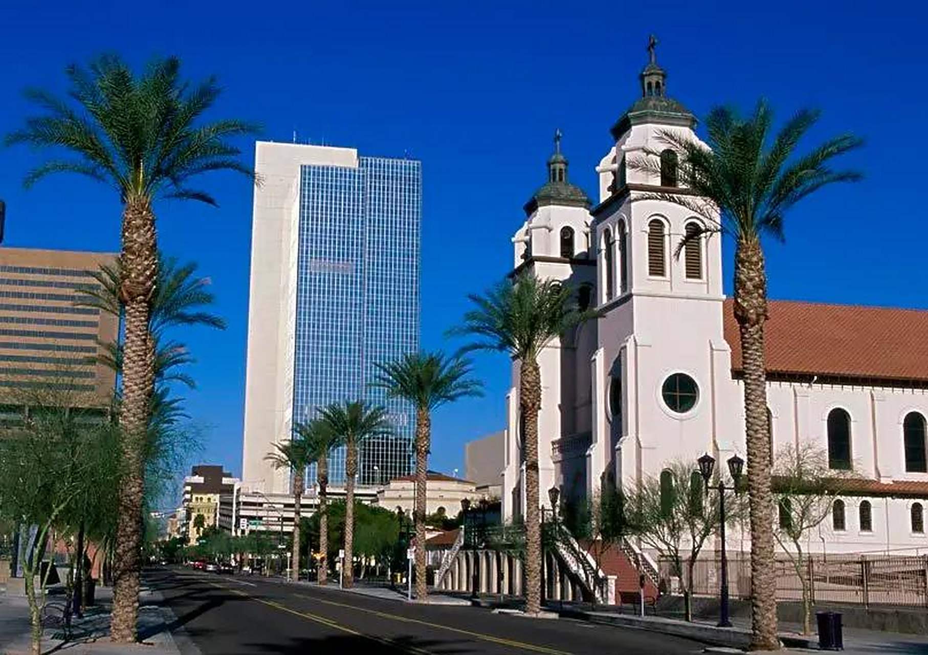 菲尼克斯,又译凤凰城,是美国亚利桑那州的州府及最大的城市