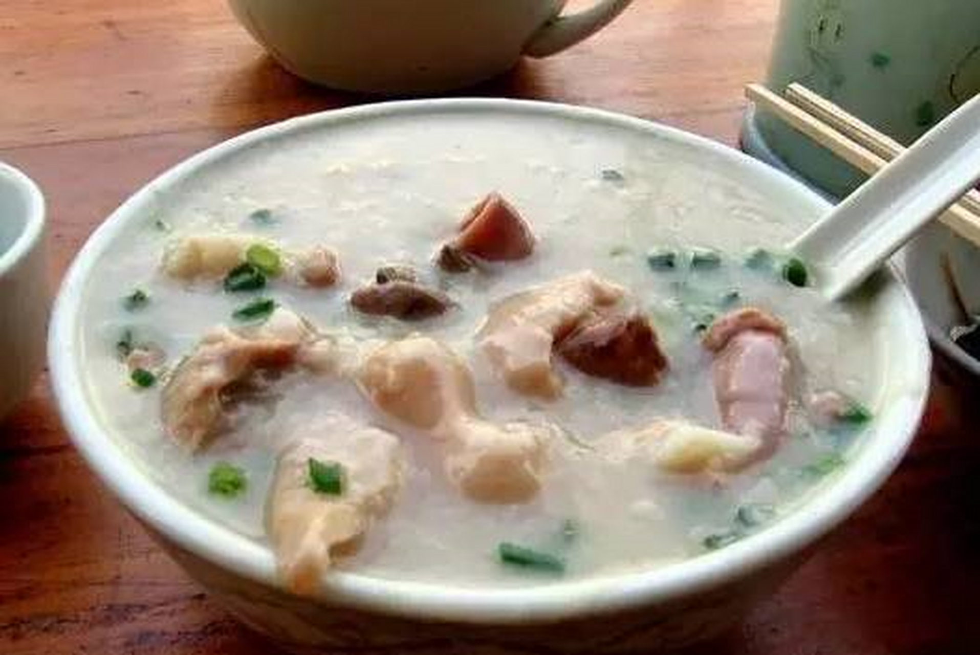 洲心大粥,以猪杂为主要原料,有猪腰,猪心等九种材料在里面,原汁原味地