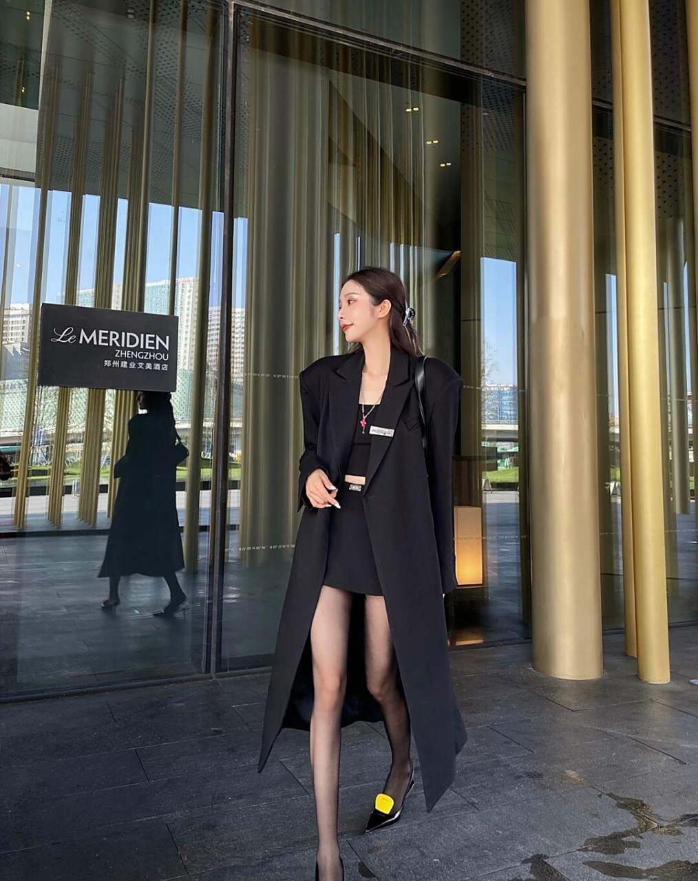 女霸总出场,超长黑西装配黑丝,霸气外露
