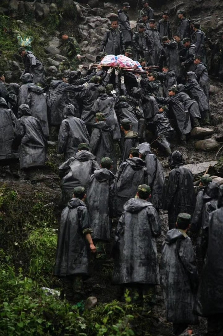 2008年,汶川大地震.一支解放軍救援隊.