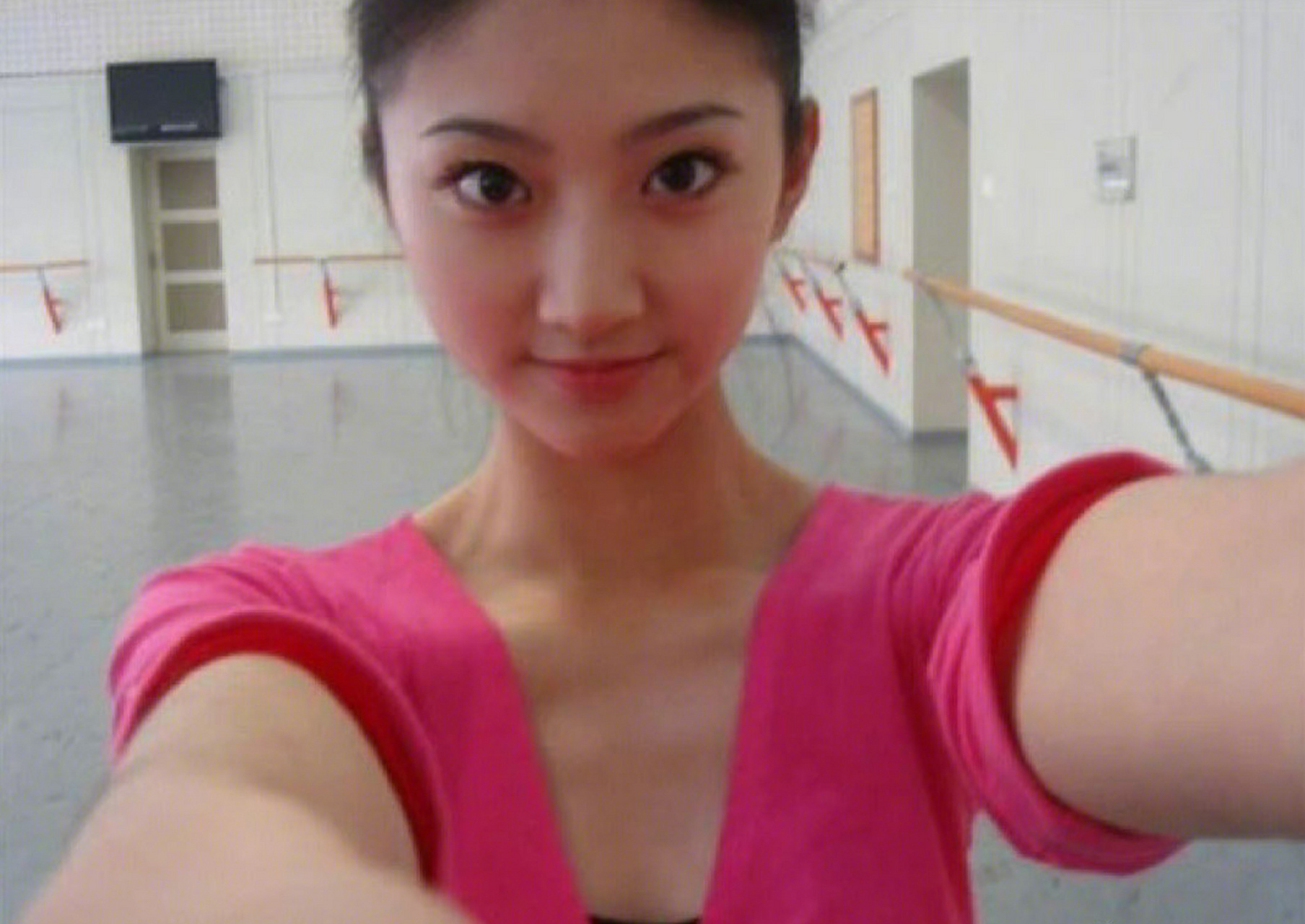 景甜在大学期间的练功照,水汪汪的大眼睛,像出水芙蓉,清纯可人.